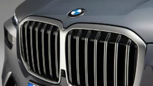 BMW-X7-2023-knee-airbag