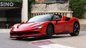 Ferrari-SF90-Stradale-2022-oil-could-leak