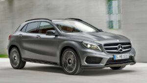 Mercedes-Benz-GLA-roof-panel
