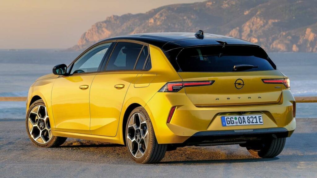 Opel-Astra-2022-seatbelt-pre-tensioner