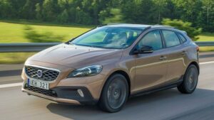 Volvo-V40-Cross-Country-2014-recall-fuel-hose-leak-fire