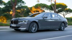 BMW-7-2018-2020-engine-fire