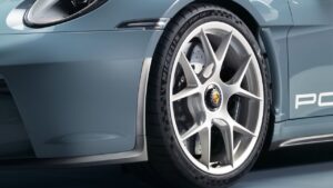 Porsche-911-2023-2024-wheels-accident