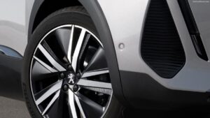 Peugeot-3008-2023-2024-suspension-accident