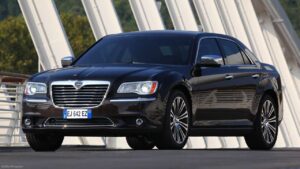 Lancia-Thema-2011-2012-airbag-injury